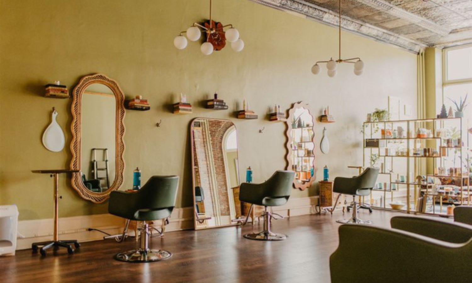 A Guide to the Grandmillennial Salon Interior Design Trend