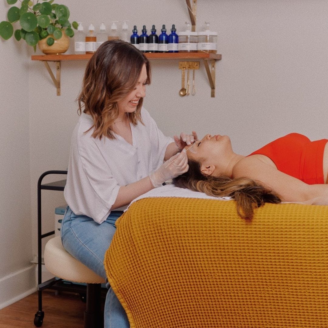 environmentally friendly spa treatment table being used for waxing treatment in a sustainable sps